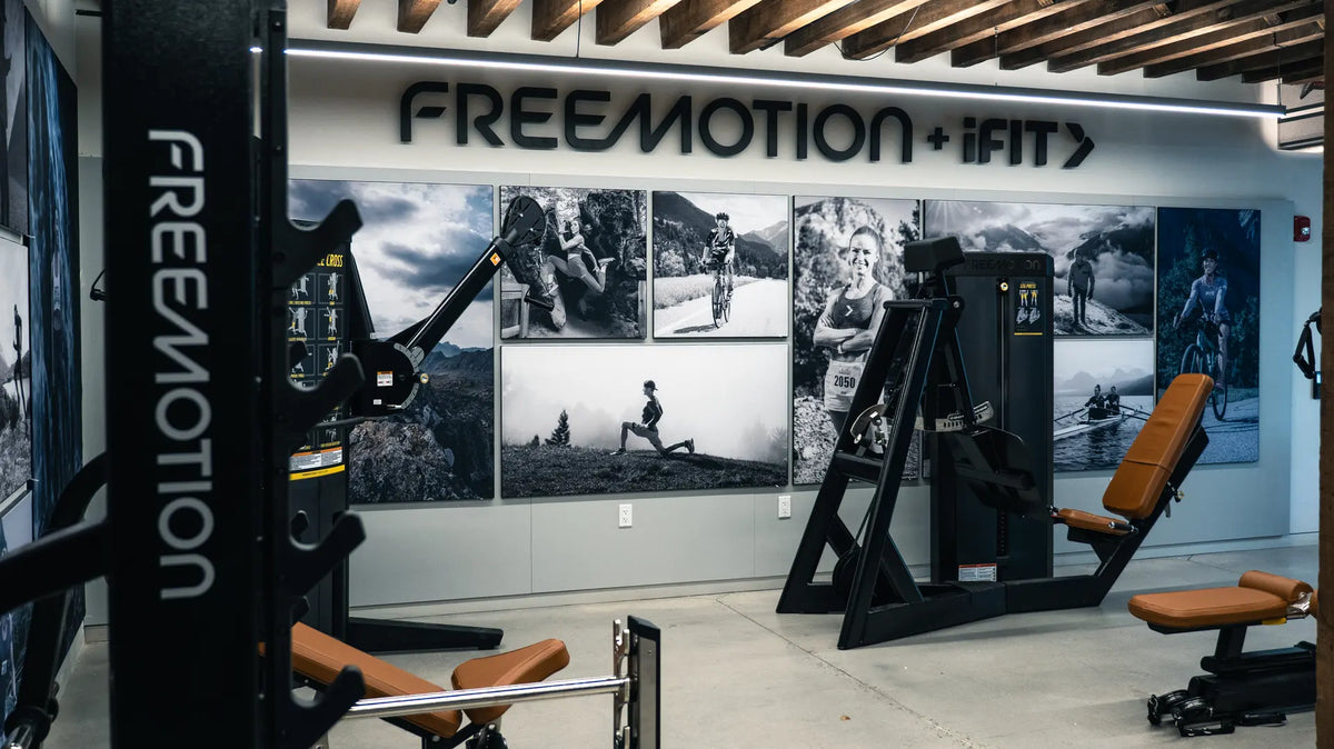 Equipamiento fitness en un gimnasio
