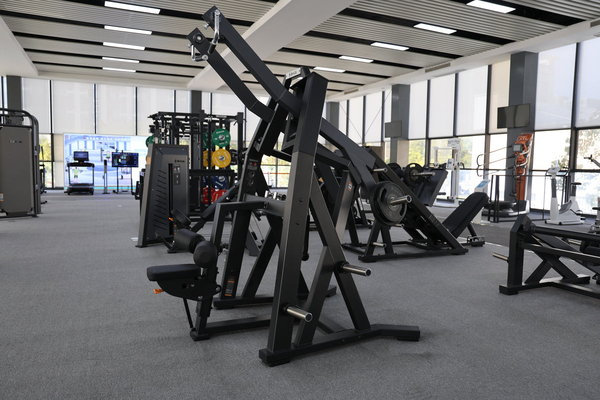 Área de fuerza equipada en un gimnasio comercial