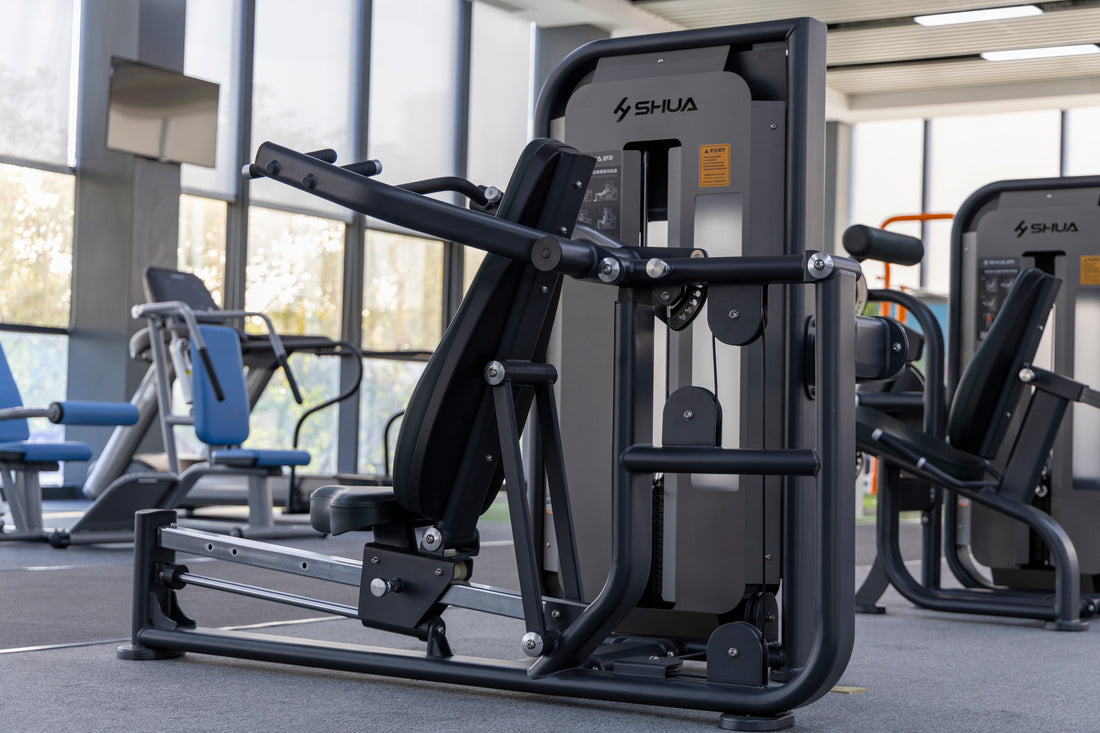 Equipamiento de fuerza en un gimnasio