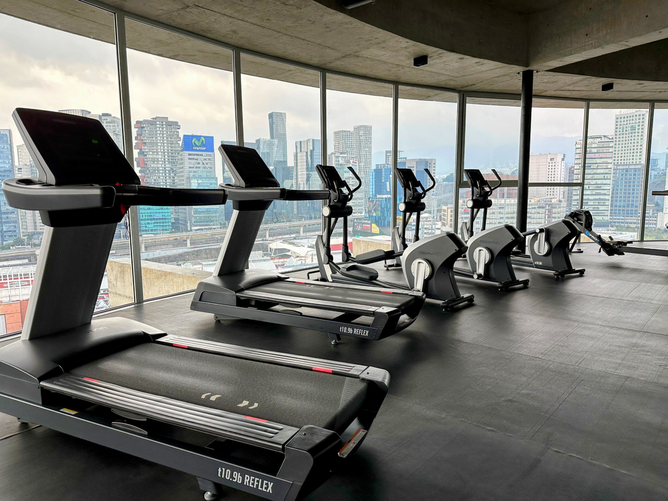 Caminadoras y elipticas en gimnasio para desarrollo inmobiliario